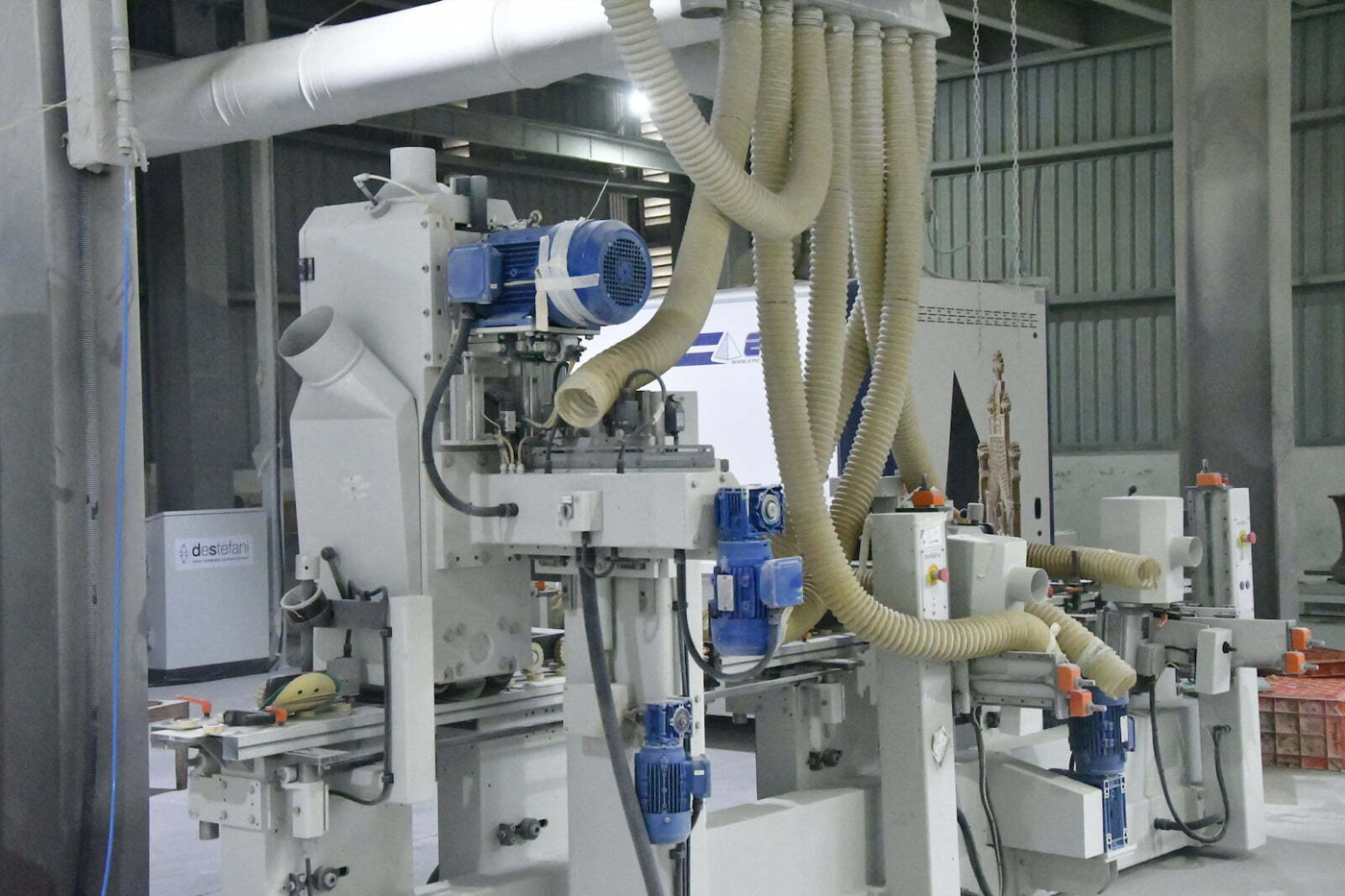 Dust cleaning system for wood finishing and coating machines